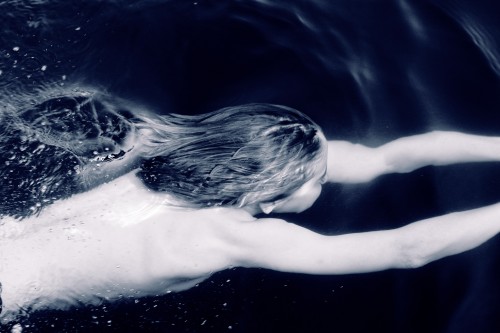 David svømmer under vandet ved havnebadet i København.